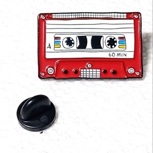 CASSETfTE RED LAPEL PIN